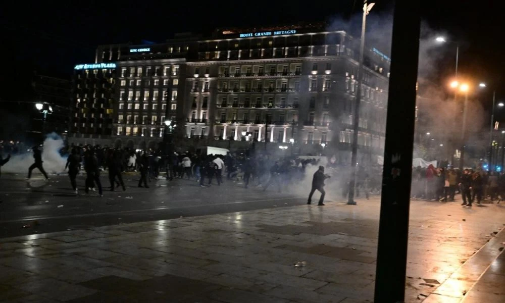 Επεισόδια στο Σύνταγμα και στη Θεσσαλονίκη μεταξύ κουκουλοφόρων και ΜΑΤ (βίντεο)